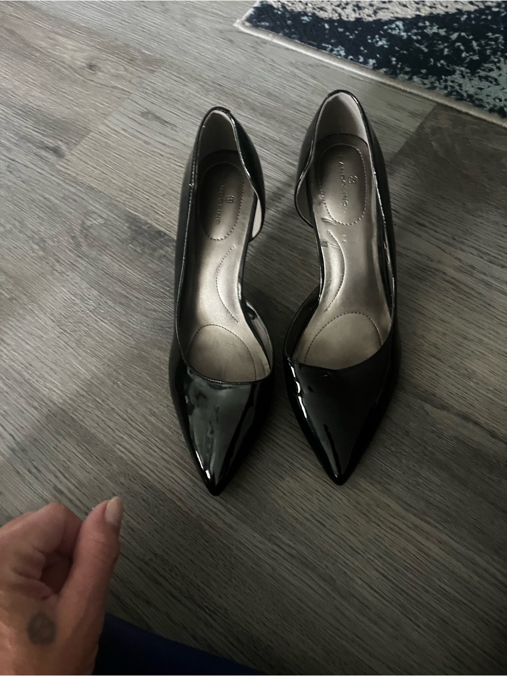 BANDOLINO Black Patent Pointed-Toe Women's Pumps
